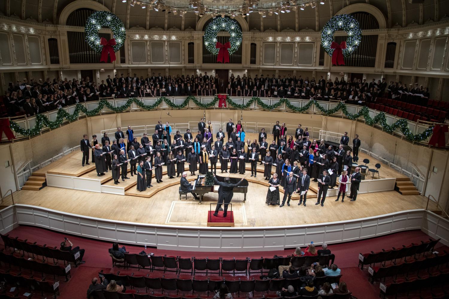 The <a href='http://learn.thebowloflife.com'>全球十大赌钱排行app</a> Choir performs in the Chicago Symphony Hall.